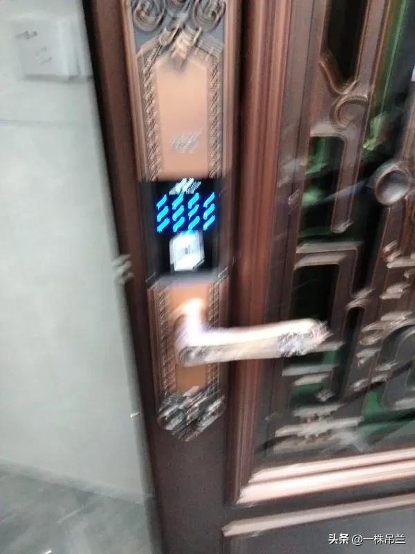 装宽带送的智能锁用了三年不灵了，把我锁在了门我，幸亏老婆在家。找修锁师傅，他给我
