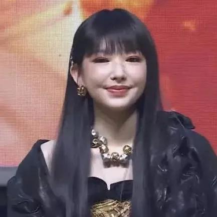 你敢相信这是程潇，脸怎么肿成这样了？

近日，程潇参加某音乐节表演时，有人发现程