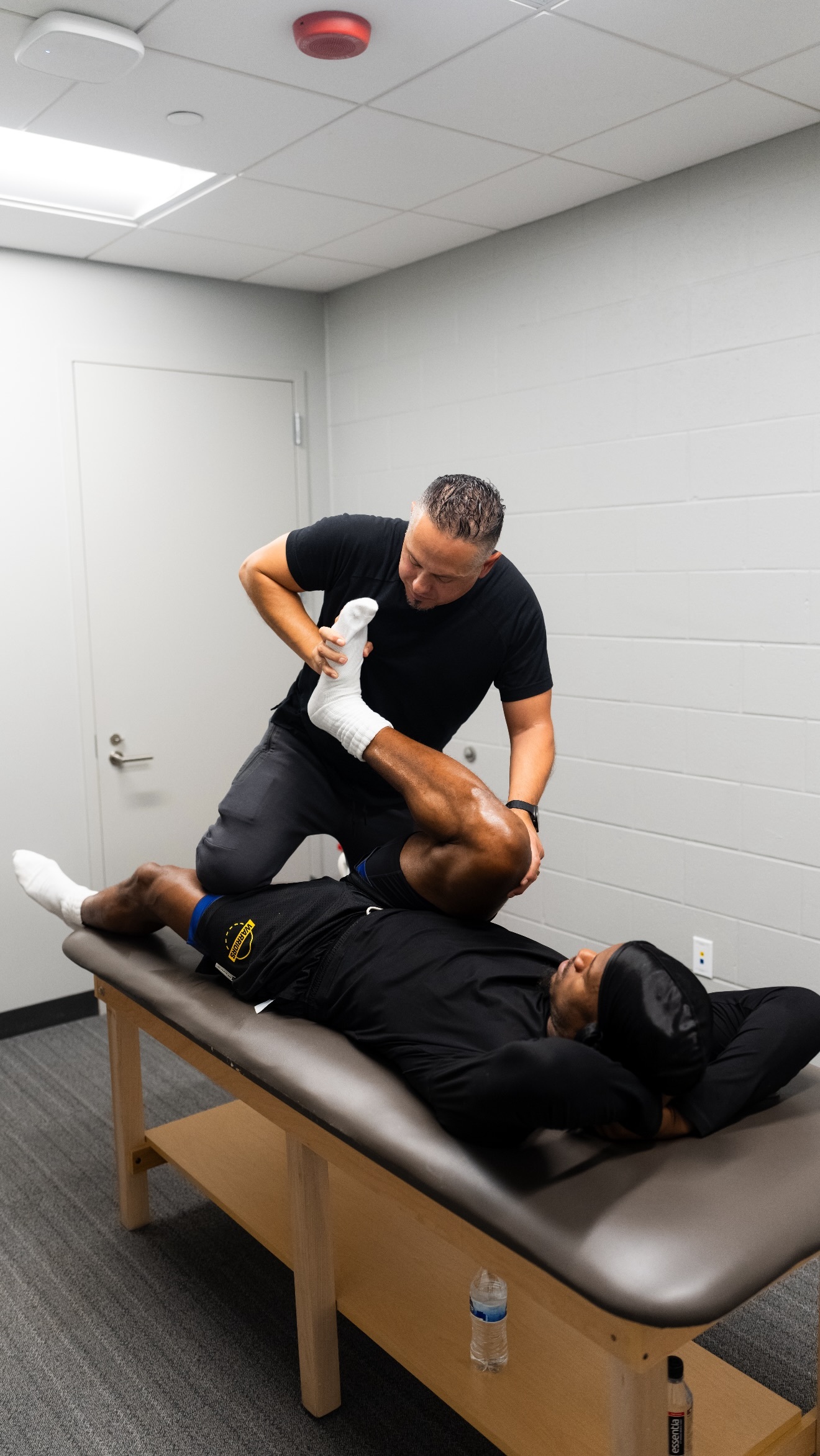 巴特勒可以出战今天对阵太阳的比赛应该是伤没好利索但目前勇士队这情况不打真不行勇士