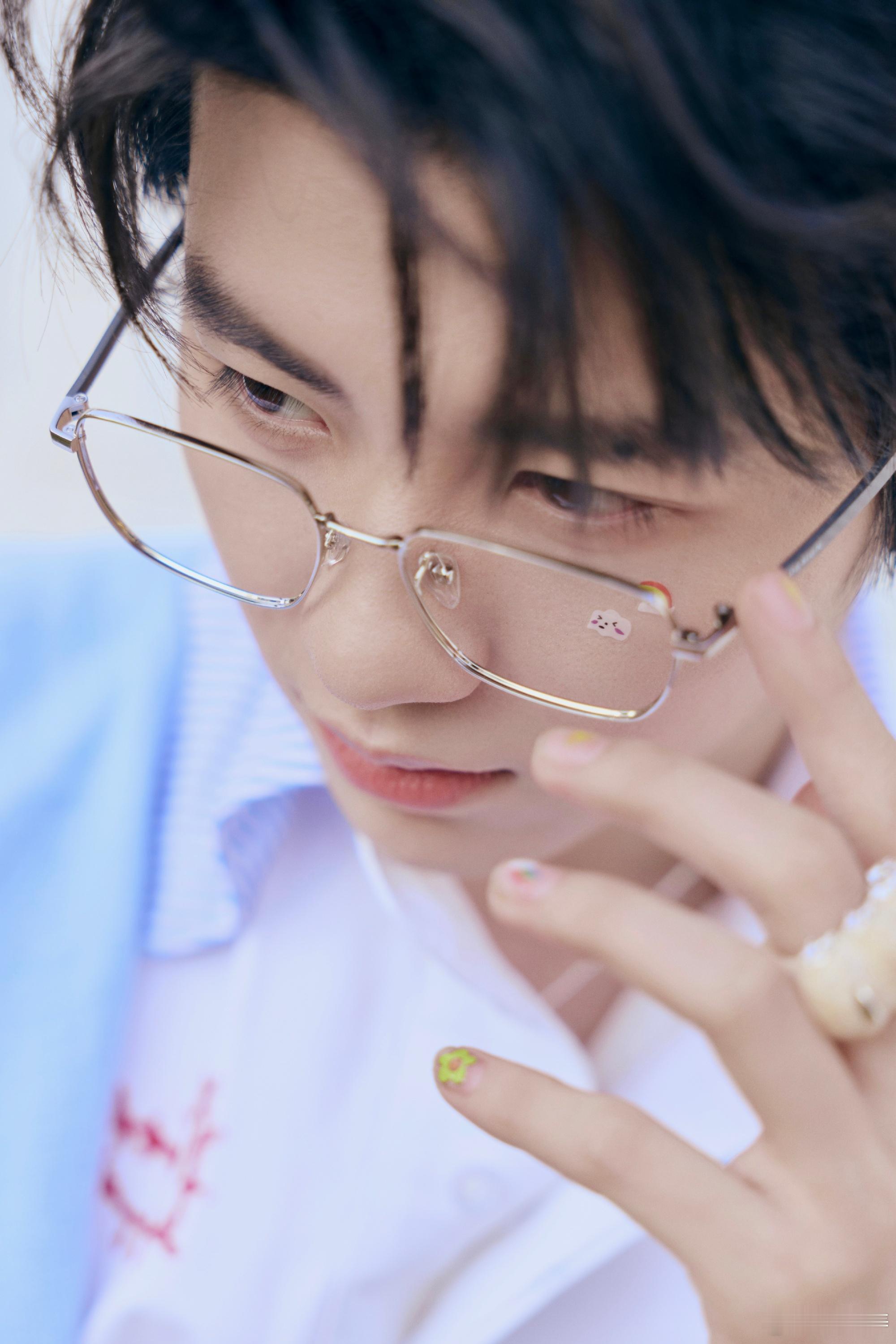 黄誉博 美甲 黄誉博湖南跨年晚会出发图完全是多彩小狗来着，仔细一看居然美甲了！有