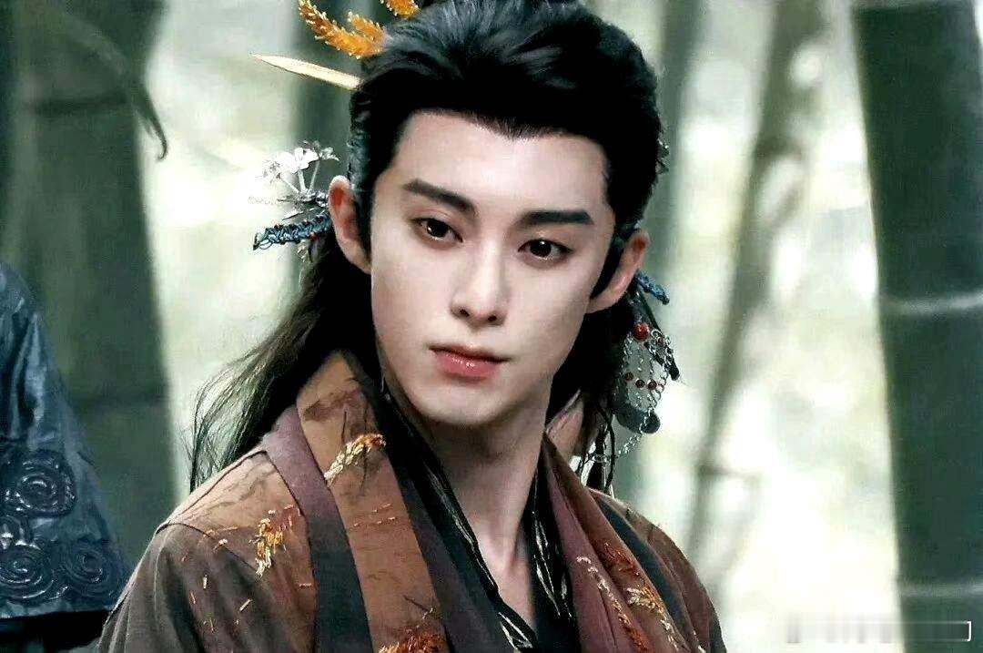 吃瓜🍉🍉1.王鹤棣和李沁的《咸鱼飞升》准备来了，以王鹤棣这曝光度剧组跟着他不