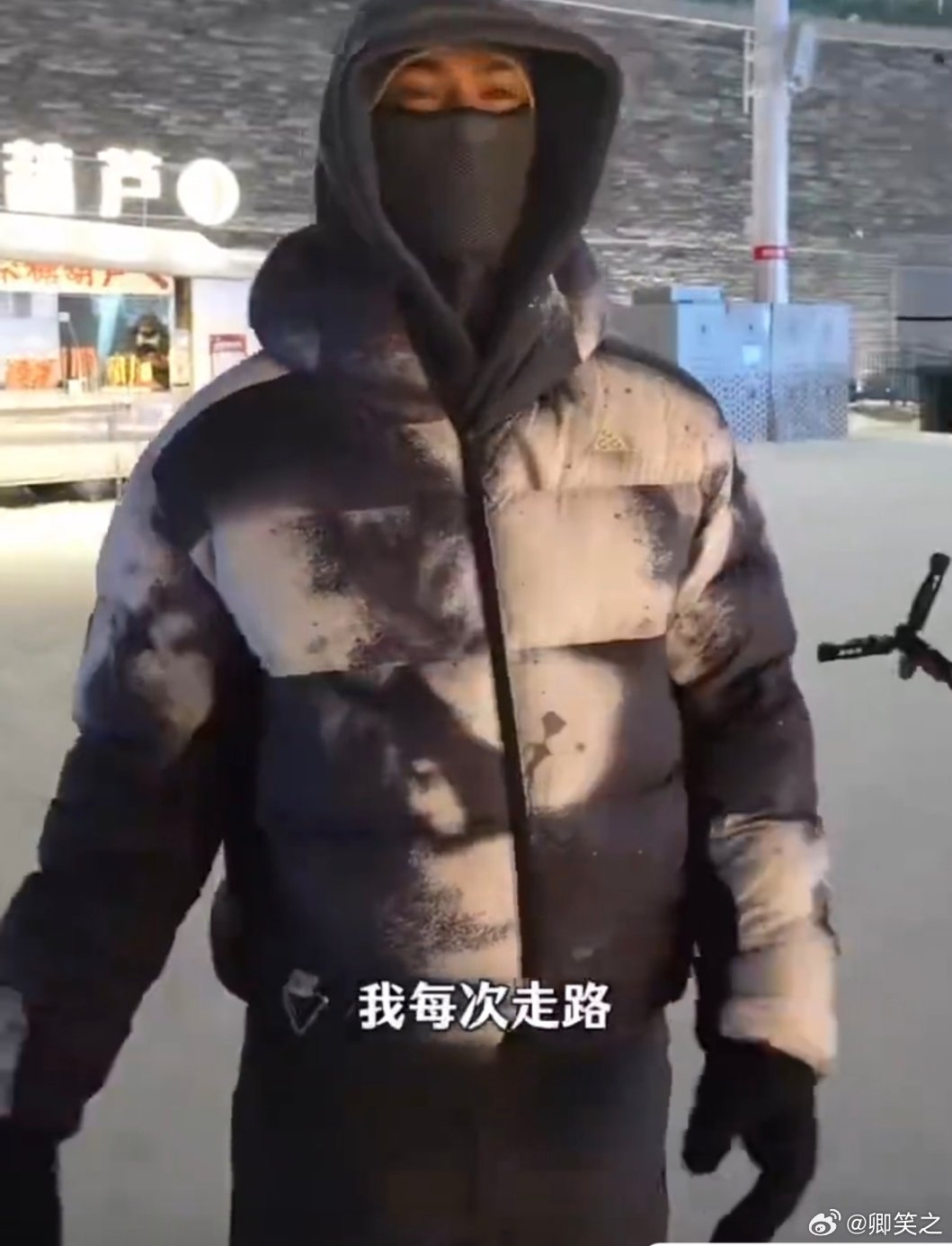 米卡说自己像爸爸的爸爸米卡学着爷爷当年的样子，慢慢扶着爸爸走过石桥。风很轻，他的