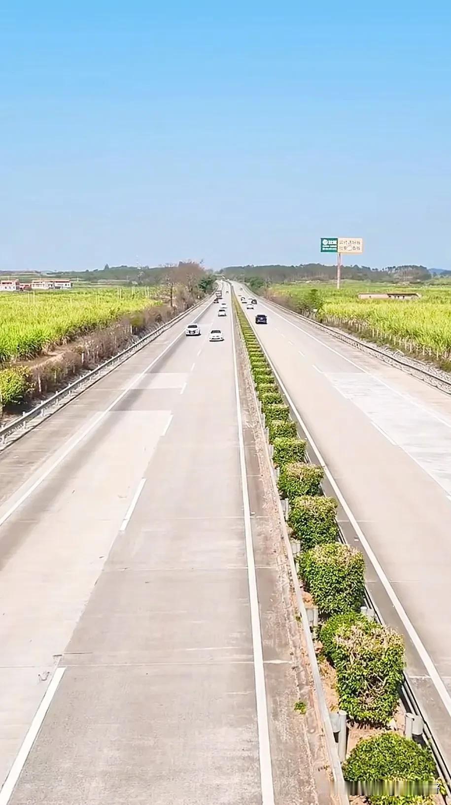 水泥路面的高速公路与沥青路面差异大吗？其实还是非常明显的。水泥路面由于其硬性的特