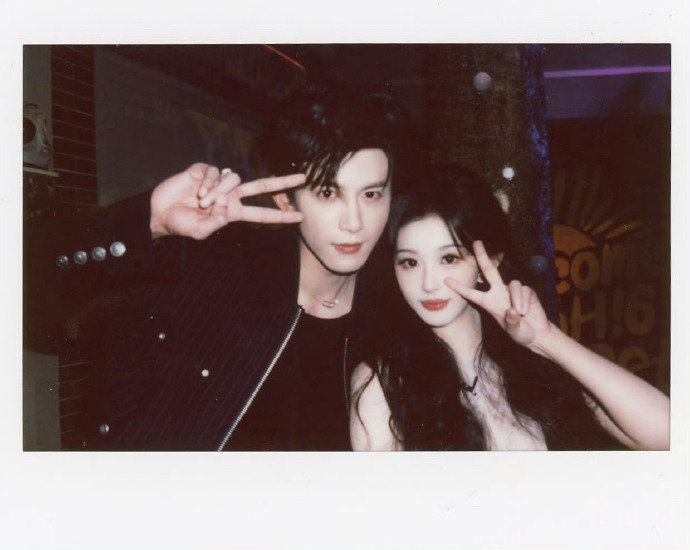 孔雪儿邓凯hi6拍立得比耶同框，元气拉满！俊男美女同框也太养眼了，坐等 hi6 