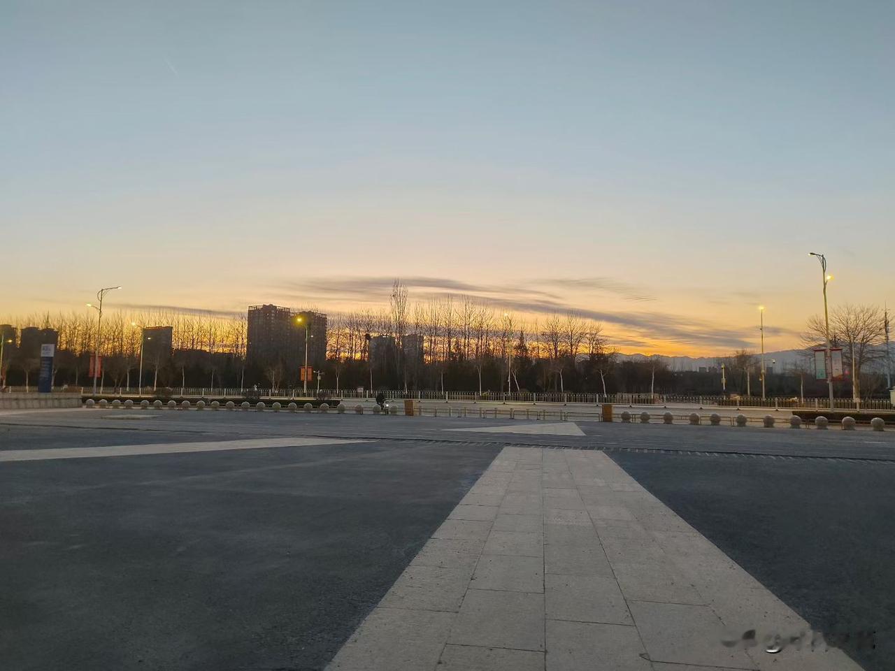 一盏落日，一碗酒
斟满，
就是天涯，浩浩荡荡
饮尽，
便入豪肠，行者无疆