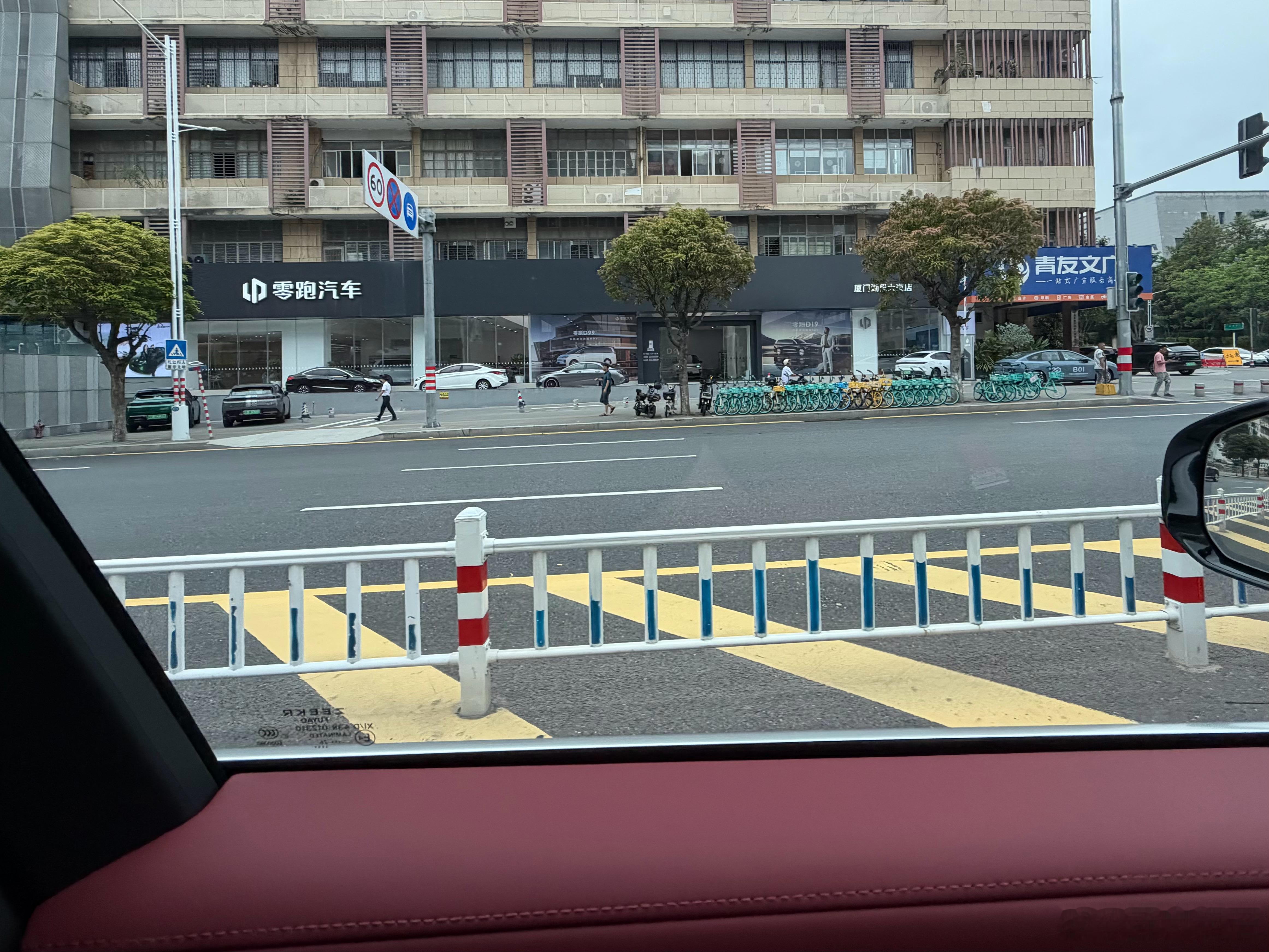 听说车到了，我刚经过零跑这个交付中心门口，本来顺路进去把车提了，结果我没带身份证