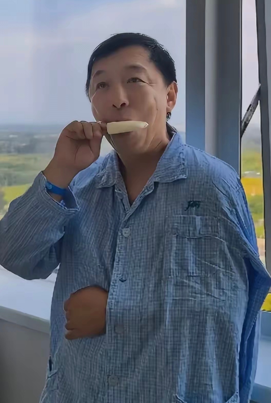 谁能料到普通居家骑行，直接让51岁黄渤直接摔成锁骨骨折，住院期间，他还抽空吃桃子