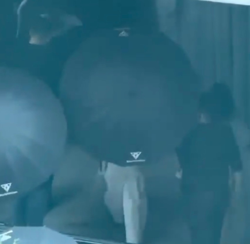 一想到下午我家长发t徐徐进入puma场内 只给醇丝留下一个白色裤腿我就想笑 