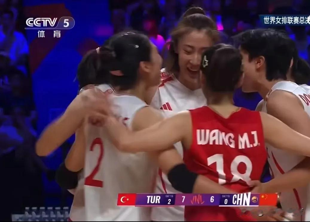 中国女排0一3土耳其是正常，能赢美国进4强已经是超常发挥。
中国队和土耳其队综合