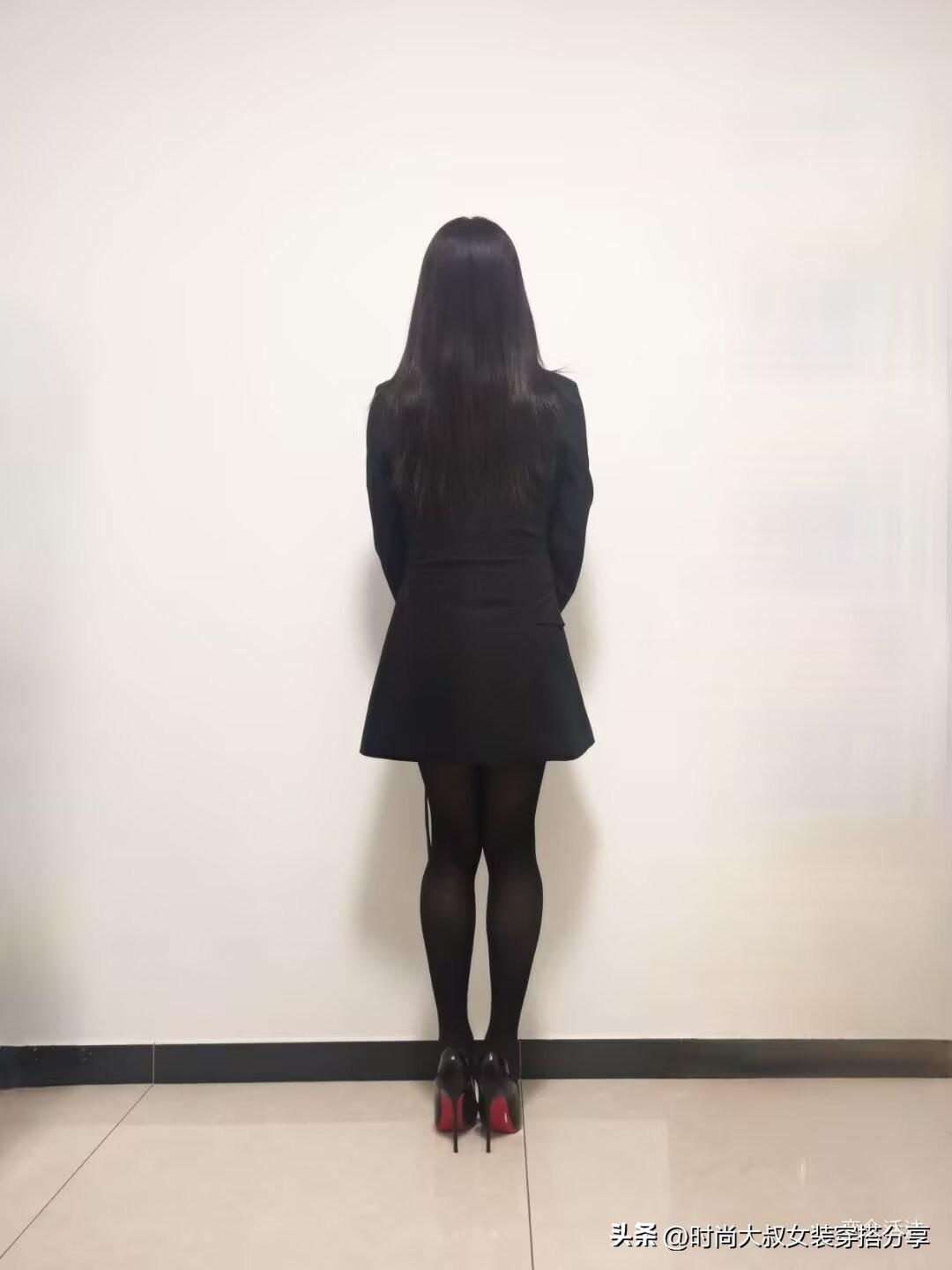 今天大叔丝袜高跟鞋穿搭，你会喜欢吗？
今天大叔的穿搭你感觉怎么样呢？
黑色细高跟