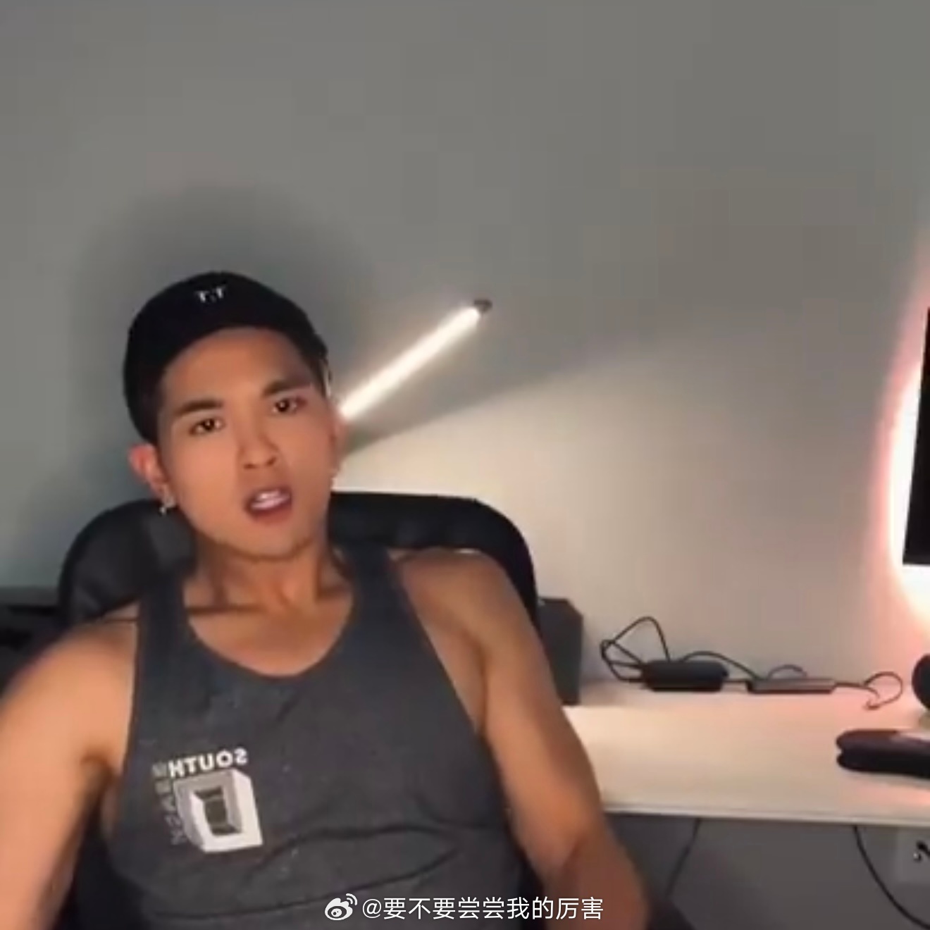 so🍚网红小帅在家测试新买的杯子装热水保温不