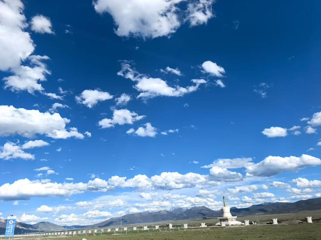 真心话茶局川西草原上的天空是真的很蓝，就像电脑桌面一样！