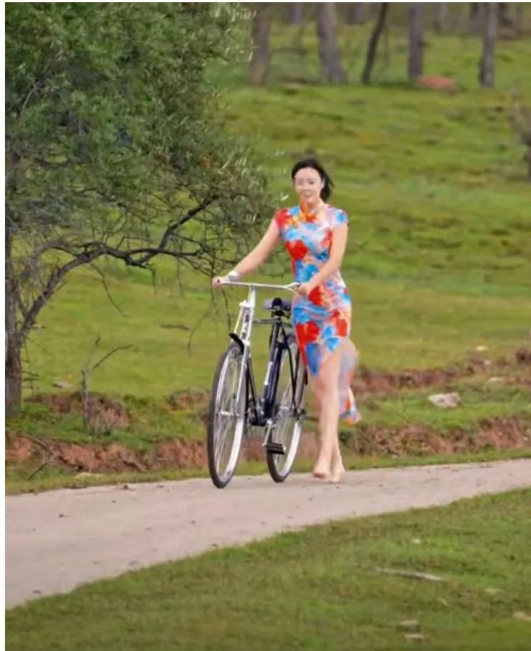 美不美，看大腿，浪不浪，上车梁。