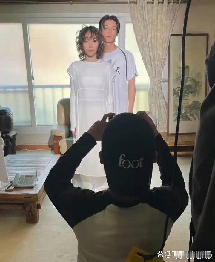 窦靖童和许光汉合作拍摄MV，很魔性的一对组合，真是兴趣相投啊！ ​​​