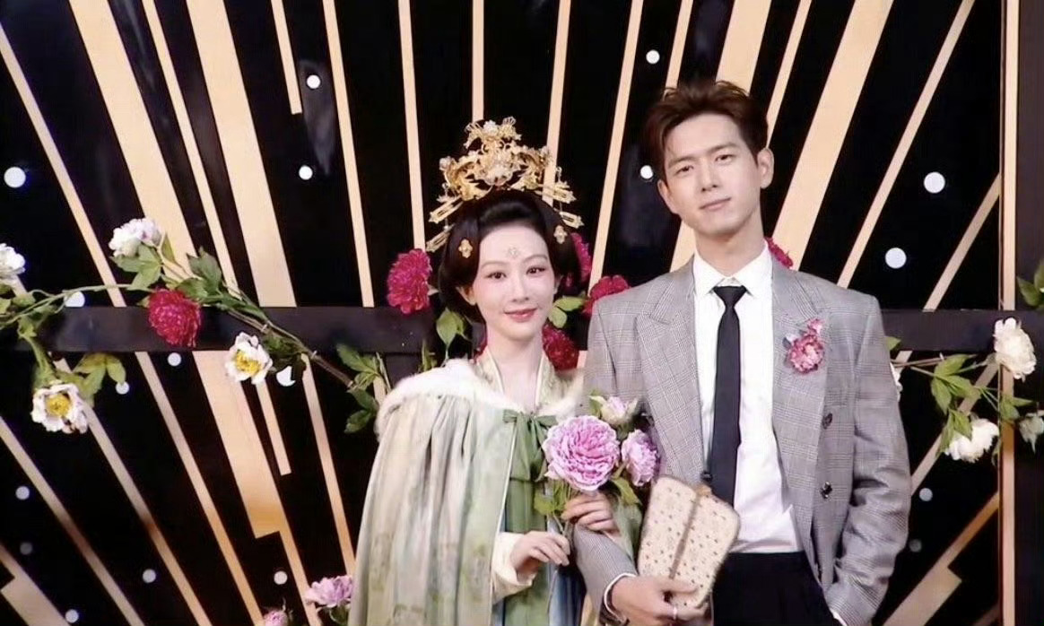 杨紫李现领奖  国色芳华  我们小猴紫真的不管做什么都会成功的，努力又上进，杨紫