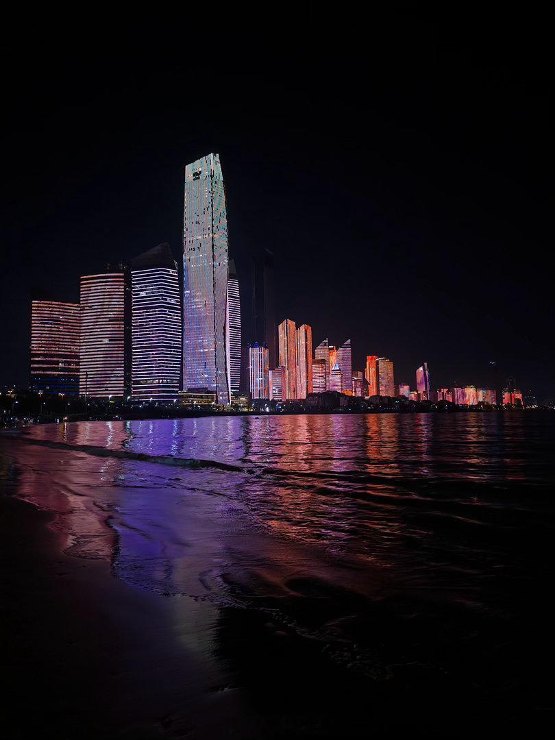 青岛比济南洋气好多，沿海一路甚至有外滩感。遗憾的是海滩上三步一岗五步一哨全部都是