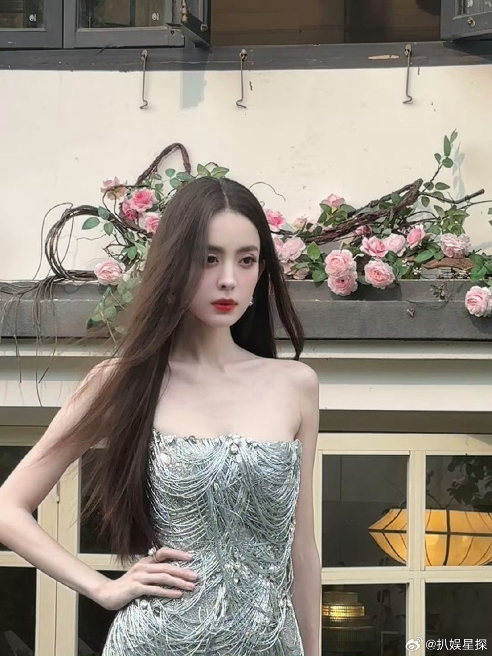 #娜扎与素人合影# 古力娜扎真的好漂亮啊[抱一抱]她的骨架很完美，五官好精致！！
