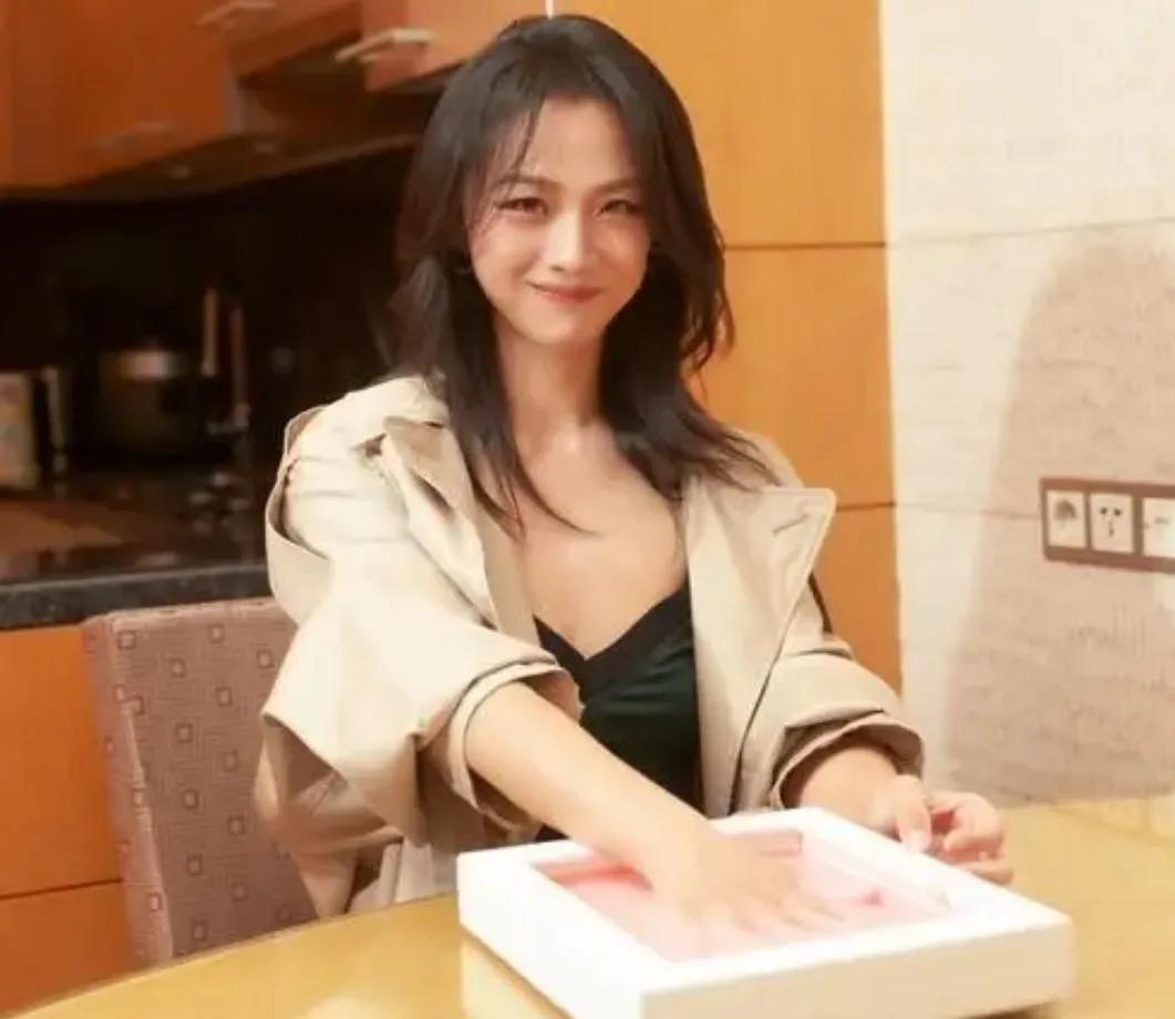 #韩国人爱汤唯爱到什么程度呢?#韩国人狂热喜爱汤唯，她成为无数人心中的文艺女神，