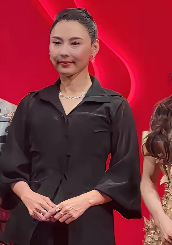 什么？别跟我说这是玉女张柏芝本人！虽然她发福不是很严重，但也足够让人认不出她来了