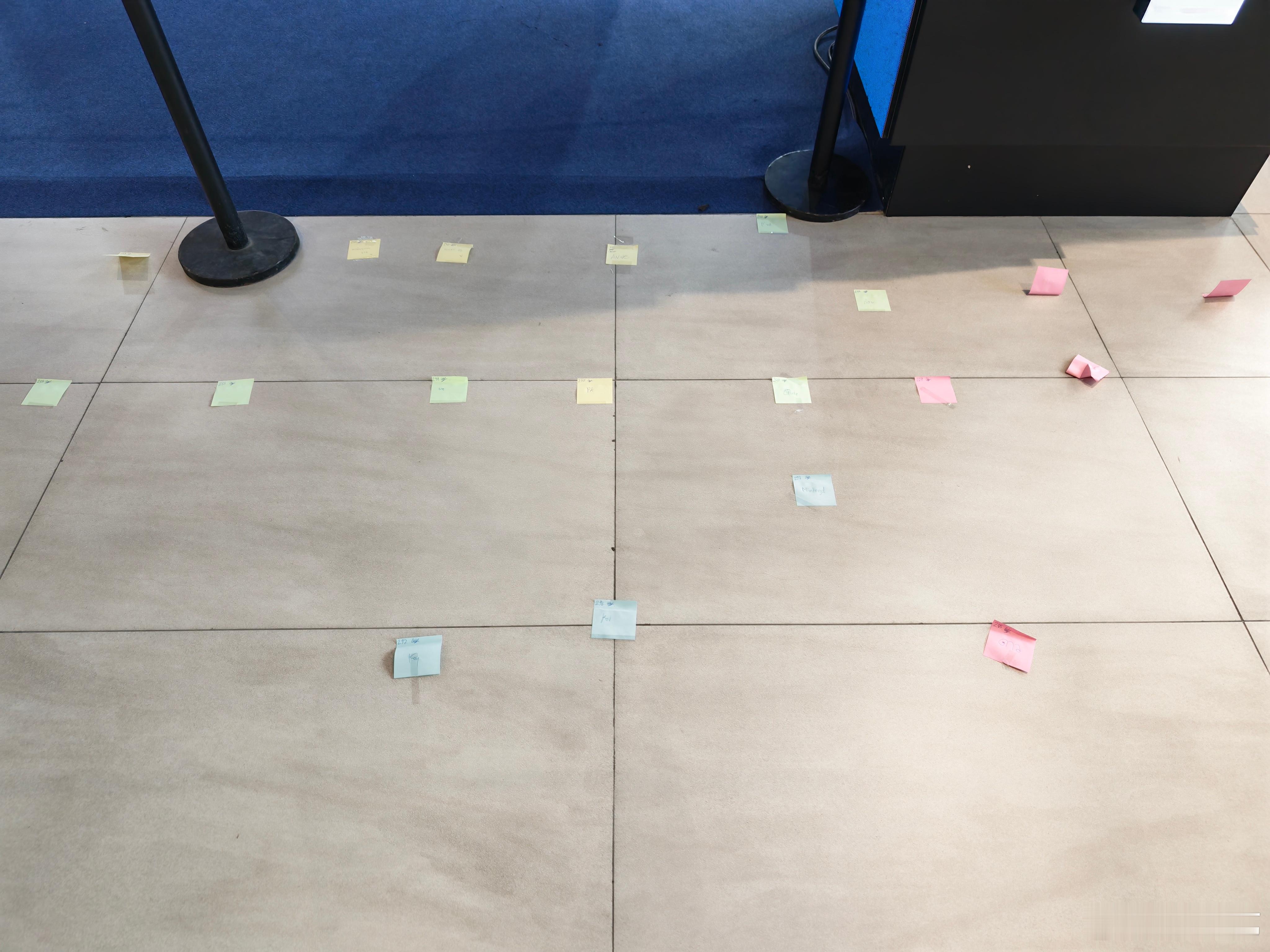 泰国是贴个纸条来占位 