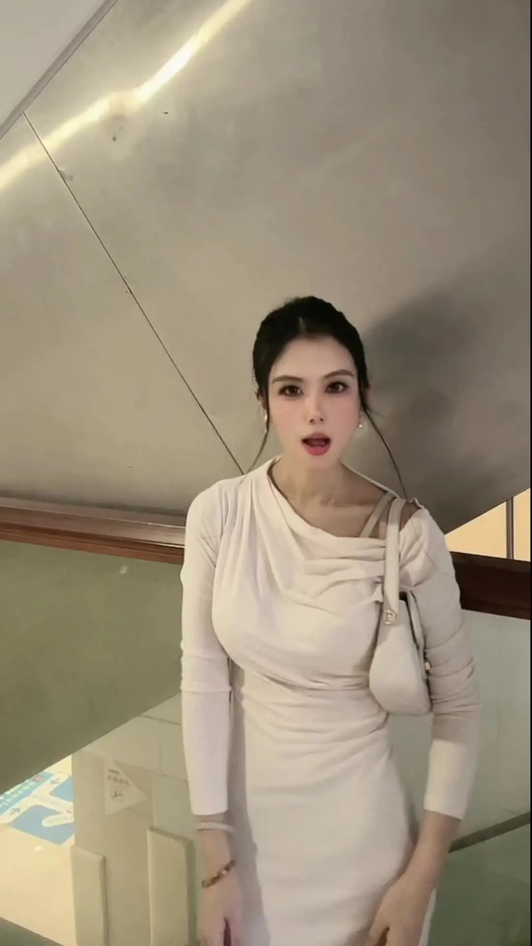 那个女人。😹