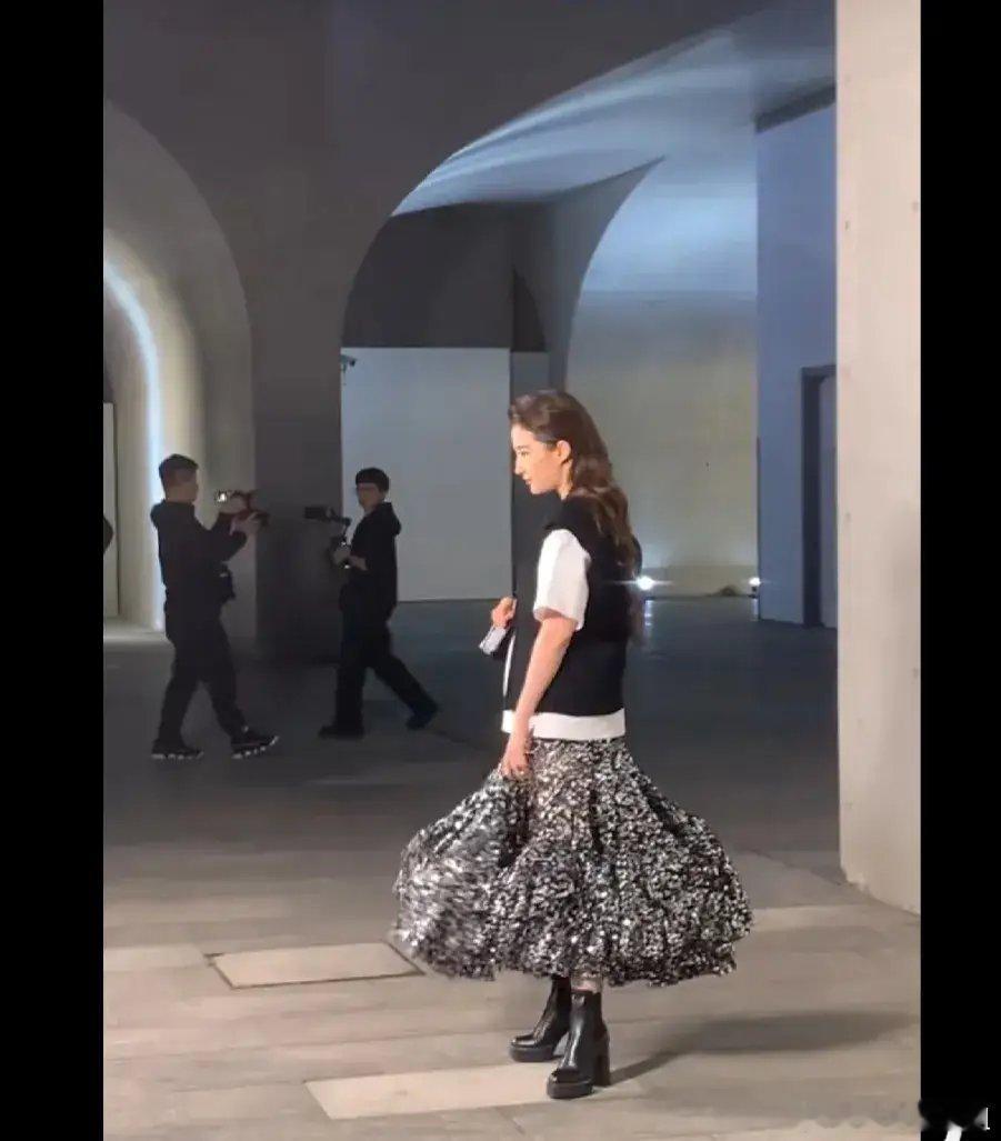#刘亦菲裙子好像钢丝球#虽然神仙姐姐的颜值是公认的天花板，只是今天这造型真的是一
