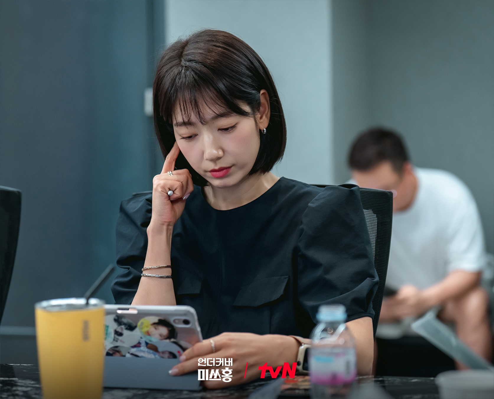 朴信惠 ✨UndercoverMissHong TVN官网更新剧本阅读照世纪末汝