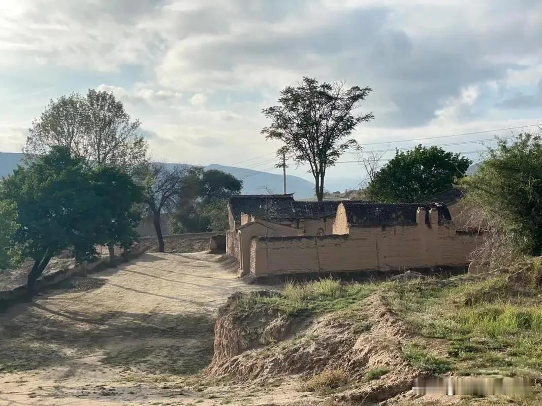 这世界穷不可怕，没有尊严也不可怕，穷则思变，没有尊严，洗心革面，东山再起，可以重