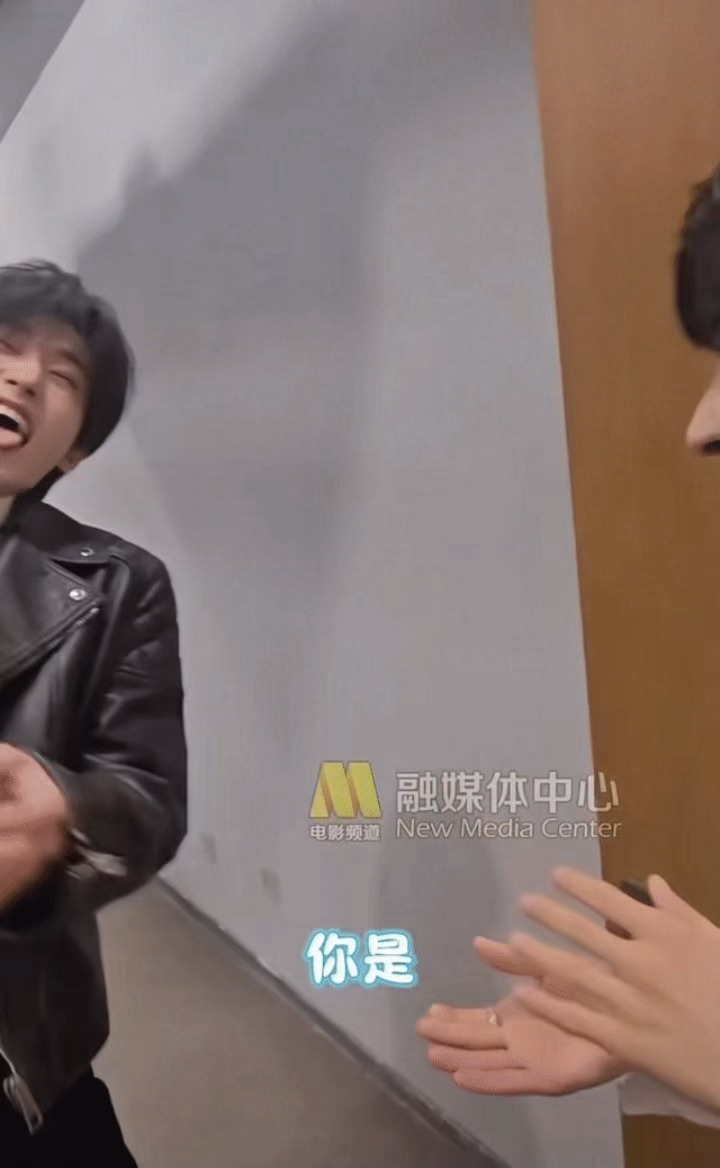 周深国乐无双周深走到哪都要逗一下孩子真的是孩子王般的存在，太好玩了！ 