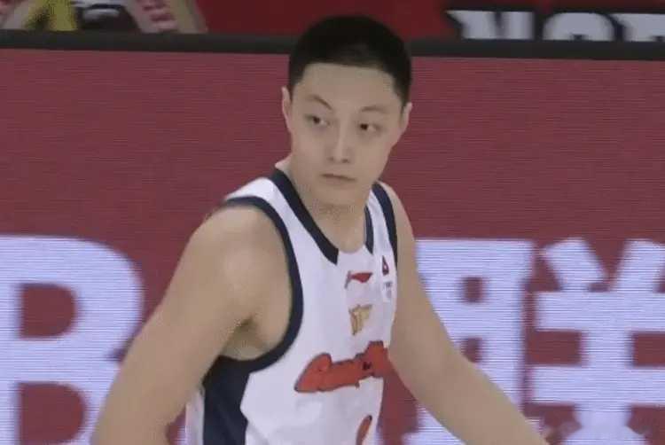 1月21日晚，常规赛第18轮吉林队主场对阵广东队。首节双方势均力敌，广东在第二、