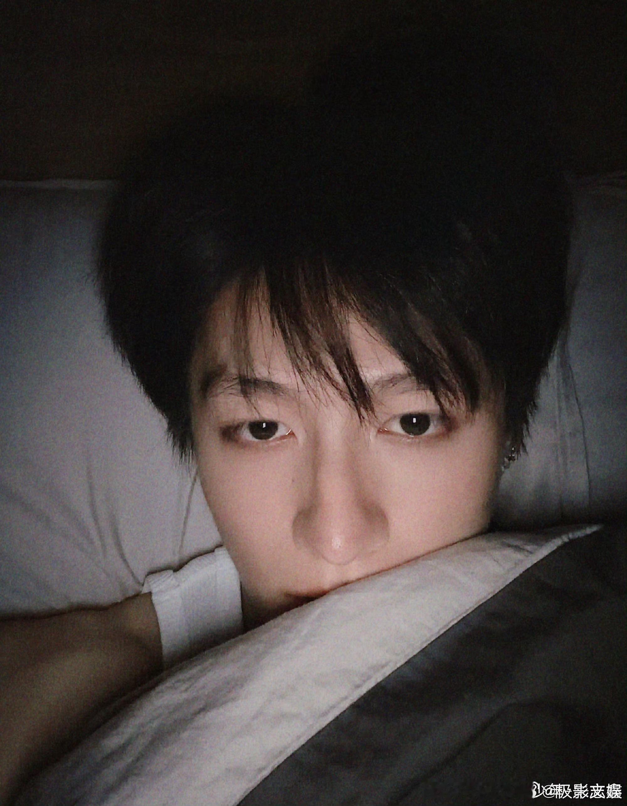 朱志鑫太困了没蹦起来，充点电，