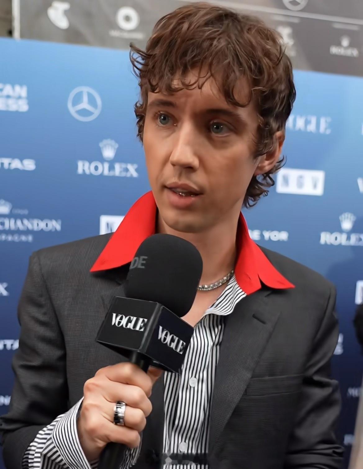 戳爷怎么变老了，记忆里他明明长这样…… 