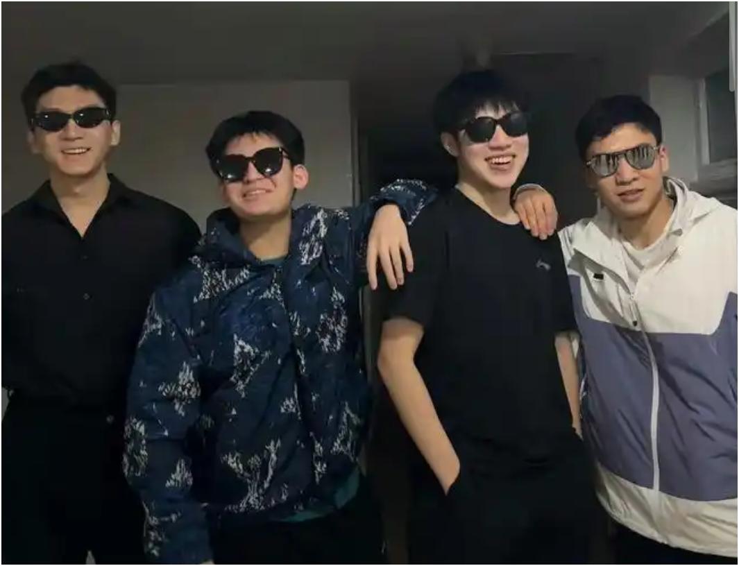 乒乓球马斯喀特挑战赛16强赛，国乒男单2胜2负。
林诗栋3-2希多伦科。
温瑞博