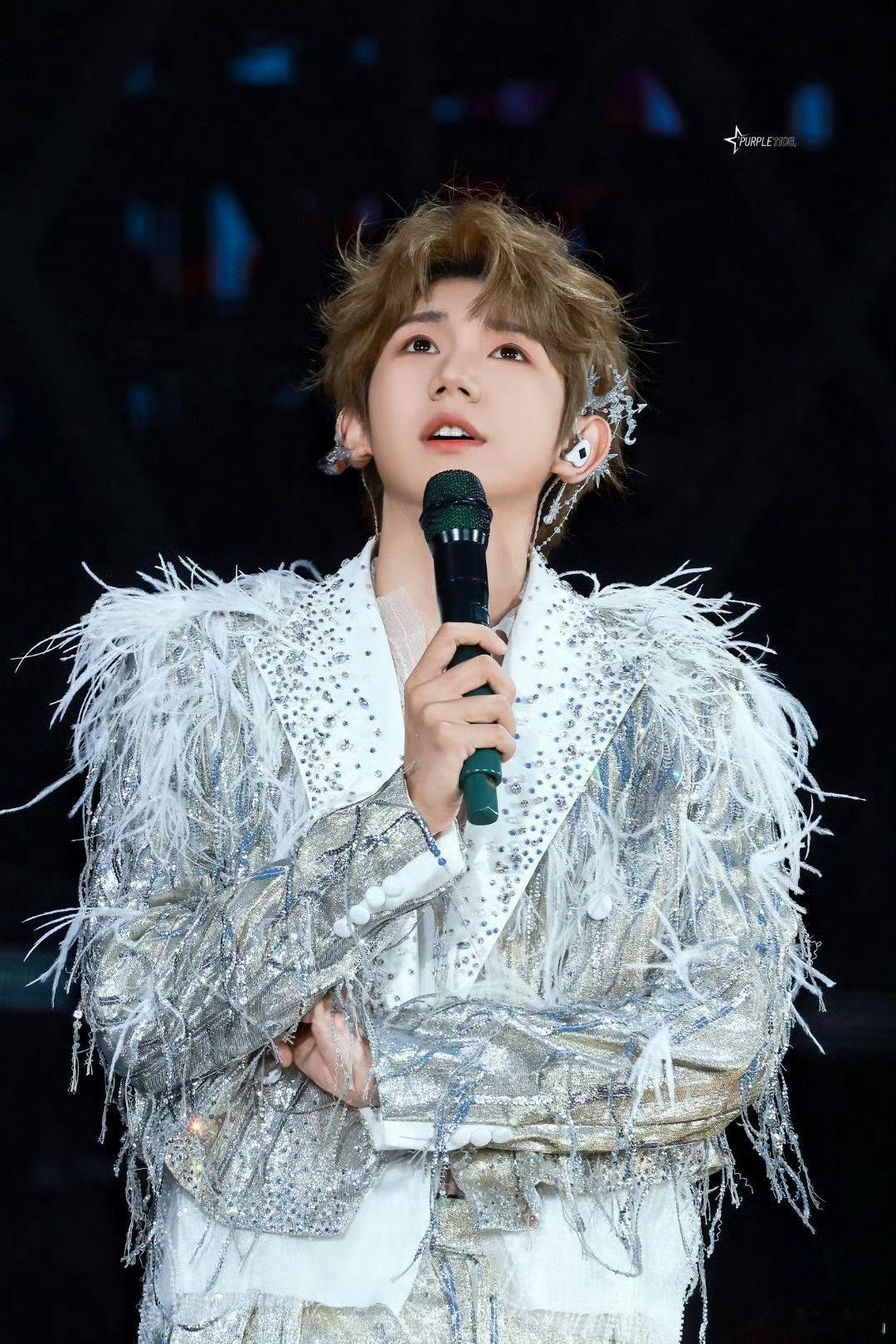 王源演唱会肥常开心王源巡演还是忘不了谐音梗王源合肥巡演现场也太有趣啦！舞台tal