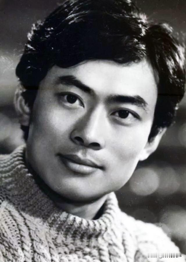 1957 年，他出生在安徽合肥。1975 年，进了安徽巢湖地区文工团，早早开启了