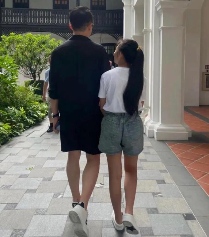 大S妈明智一点把孩子给汪小菲，这对孩子的成长绝对有利，为了孩子不要做糊涂事。
 