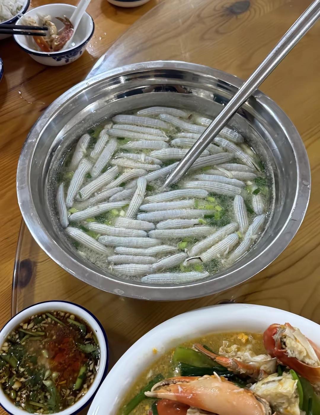这叫沙虫，海南本地比较出名的海产品，以儋州光村沙虫品质最佳。广西那边主要产泥虫，