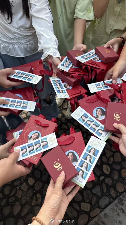 阚清子给粉丝送黄金阚清子你……呜呜呜别太真诚！阚清子送粉丝黄金给粉丝送黄金！俺慕