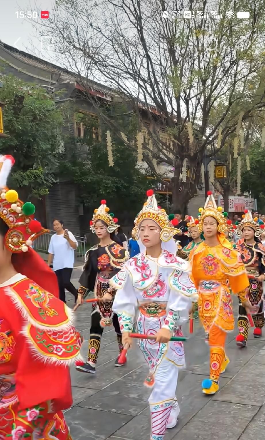 端午节来聊城古城，真是一场热热闹闹的民俗盛宴！从“聊城炫舞”的彩旗飘扬，到身着华