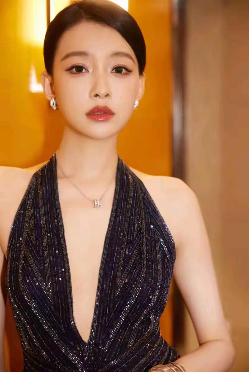 照片中的这个女生，她曾是豪门的儿媳妇，生完孩子才发现自己跟富二代老公不合适。她重