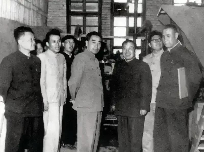 1954年9月28日，中共中央政治局作出决议，重新成立中共中央军事委员会。新届军