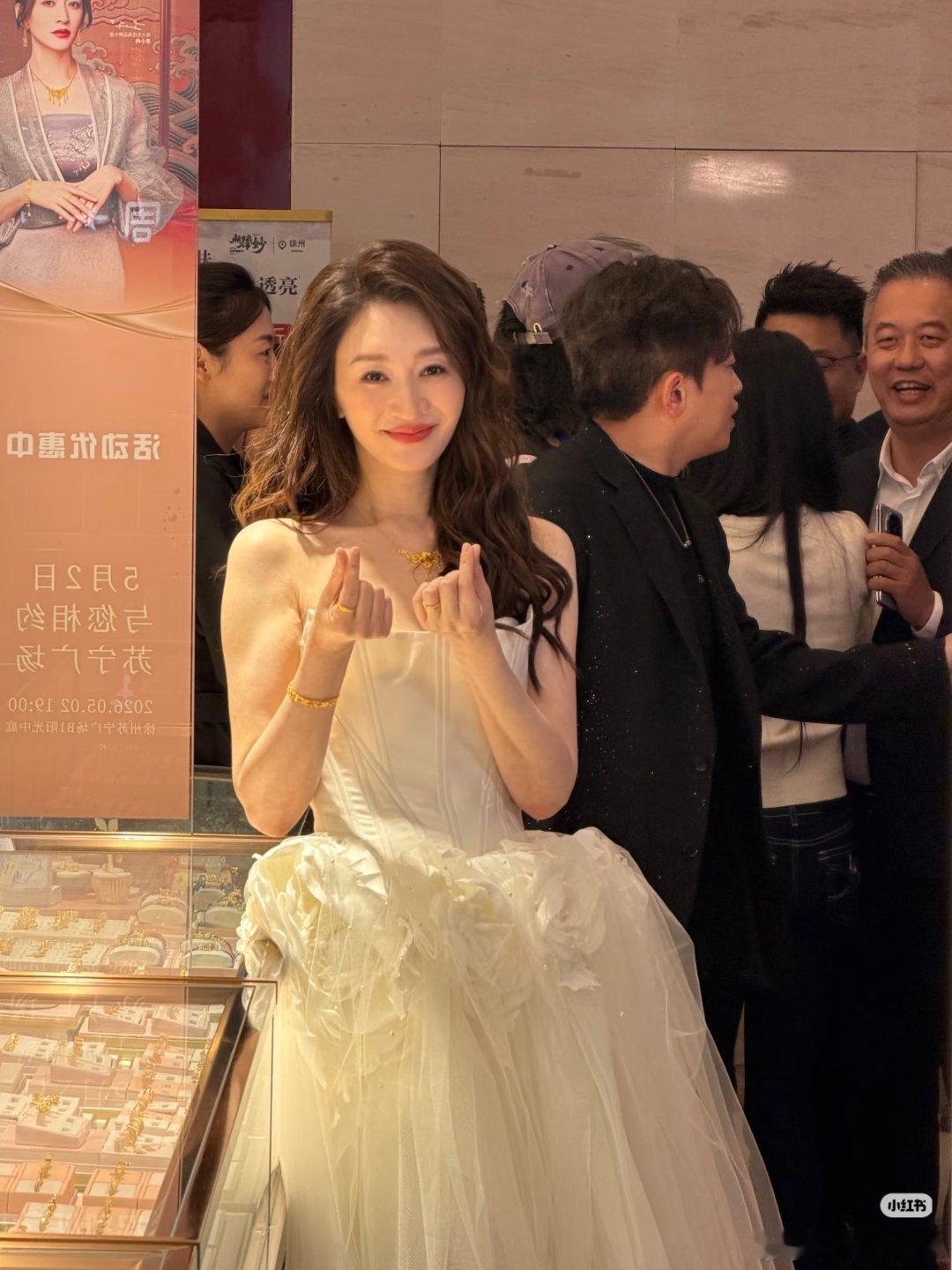 徐洁儿说李小冉更自信了徐洁儿夸李小冉唱歌感情真挚李小冉在舞台上释放出来的情绪特别