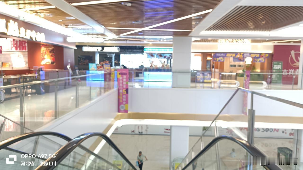 再进去中泰万合-奥特莱斯内部瞧瞧:空旷偌大的商品区，稀稀拉拉商品摆设，可数的顾客