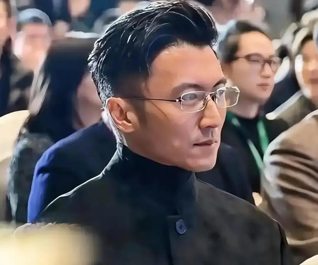 哈尔滨那场宴会，座位排布让人一眼就看出谁是真正的“成绩单”。谢霆锋坐第一排，旁边