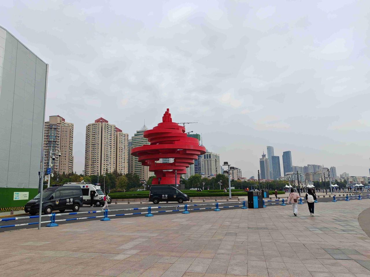 我的今日状态：🏝️旅行度假
我这里的天气：☁️阴天
  青岛的海水清的可以看见