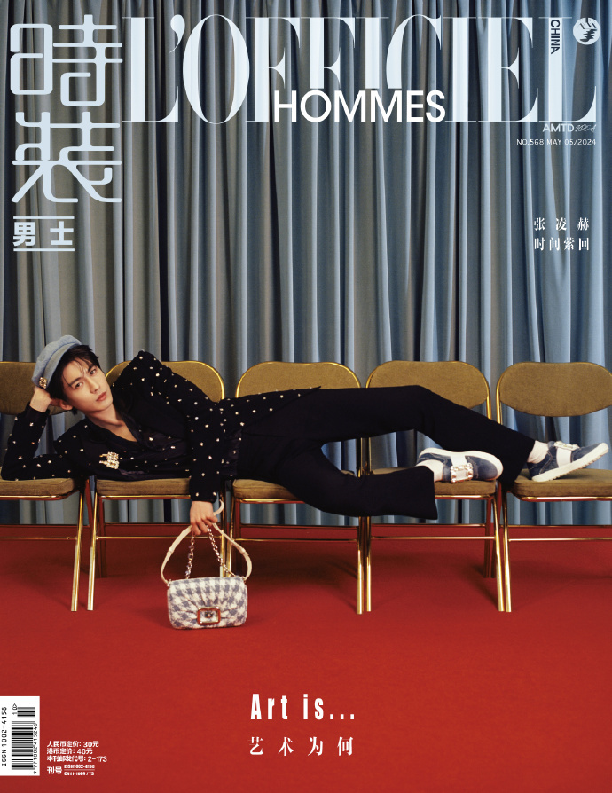 #张凌赫西服上都是钻##张凌赫腿长三把椅子#帅哥时尚表现力真的一绝，轻松拿捏首本