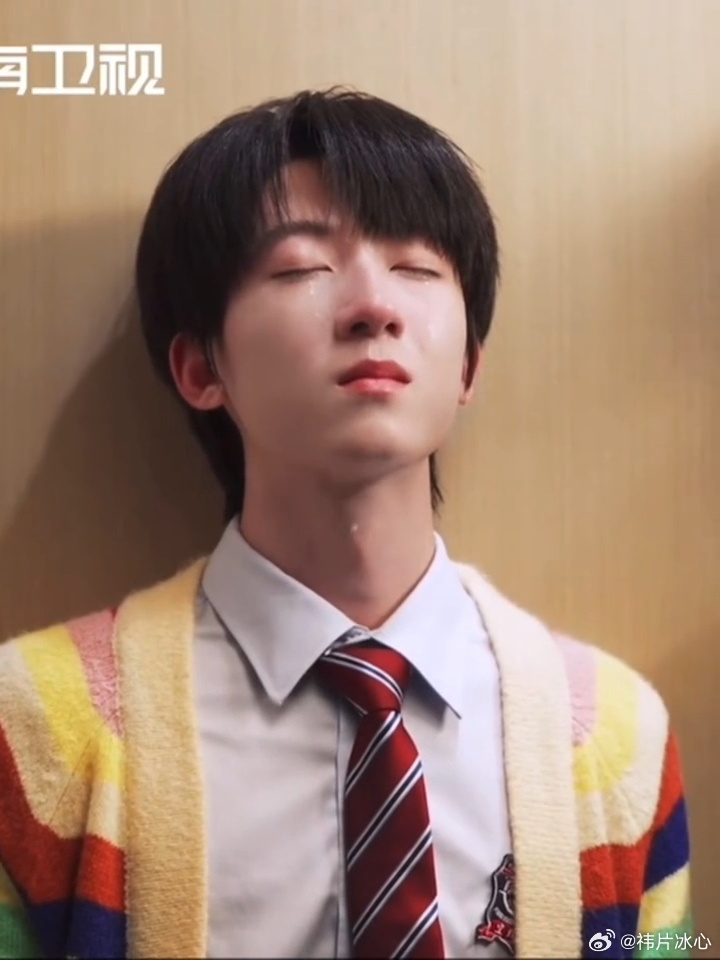 杨博文哭懵了我们的少年时代2少年把自己交付给角色，拍完依旧泪流不止，杨博文的哭戏