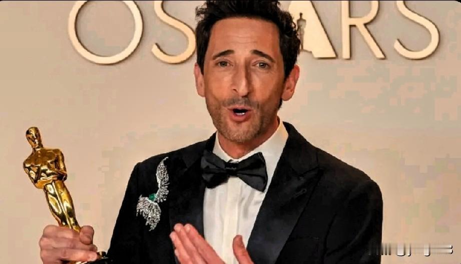 奥斯卡金像奖最佳男主角奖每年在奥斯卡颁奖典礼上颁发。今年的提名者包括蒂莫西·柴勒