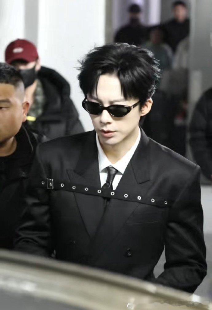 刘宇宁西装暴徒红豆生南国刘宇宁是男模刘宇宁墨镜西装暴徒，红豆生南国刘宇宁是男模，