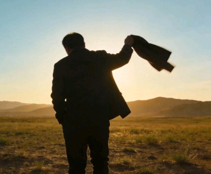 ^他能为大学生提供实用帮助，语言风格接地气，还心怀教育公益情怀。具体如下：
 